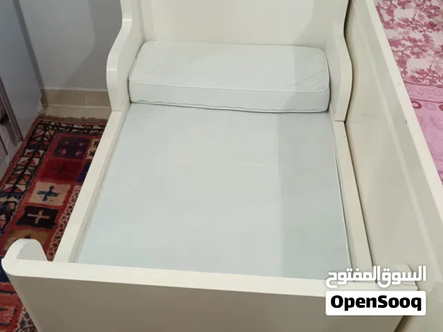 سرير من ايكيا للاطفال مع الفرشه بحالة ممتازة