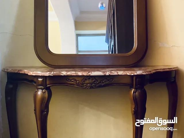 طاولة ومرآتها لغرفة الجلوس