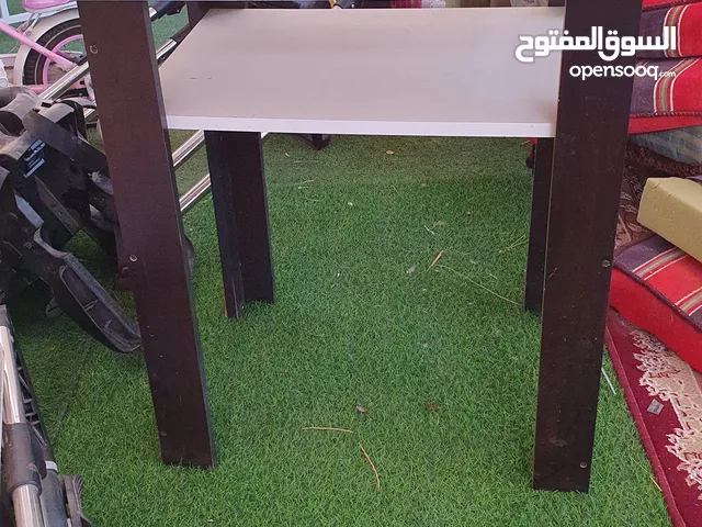 طاولة خشبية صغيرة