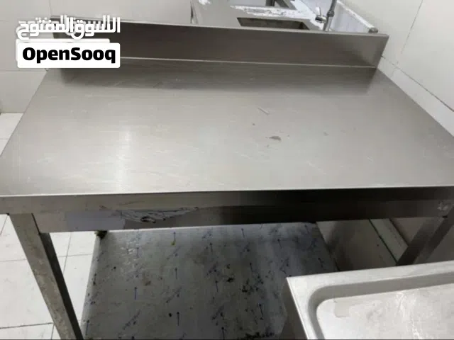 للبيع طاولتين مع مغسلة نظيفة استعمال بسيط وخفيف شبه جديده