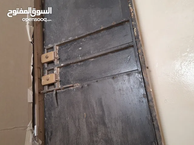 باب حديد بالقفل