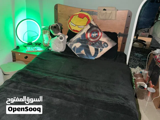 سرير صغير مع مرتبه و2 كومودو