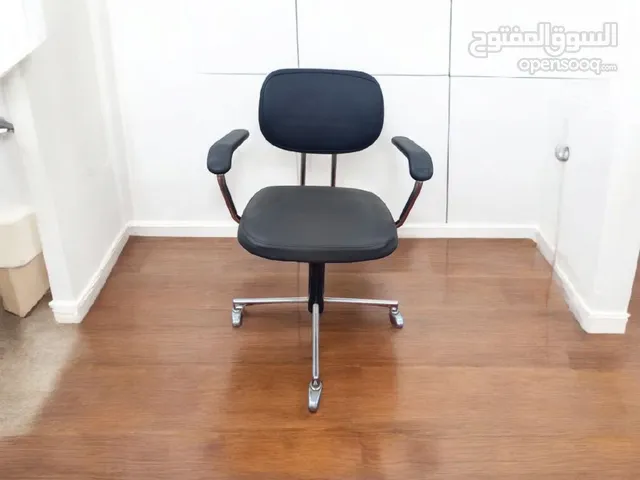 كرسي مكتبي متحرك جلد لون اسود بجودة ممتازة