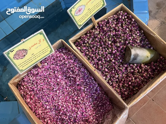 ماء ورد كاشان الفاخر... من بتلات الورد الدمشقي يُقطر، ليرافق عطركم بنفحةٍ فارسيةٍ لا تُنسى.