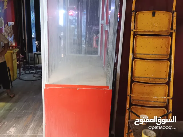 ميز مطعم المنيوم جام واحده فقط متضررة غير مستعمل متروك يحتاج غسل فقط