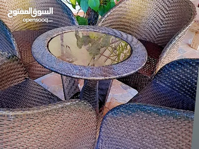 طاولة جنان سعف دائرية مع أربعة كراسي