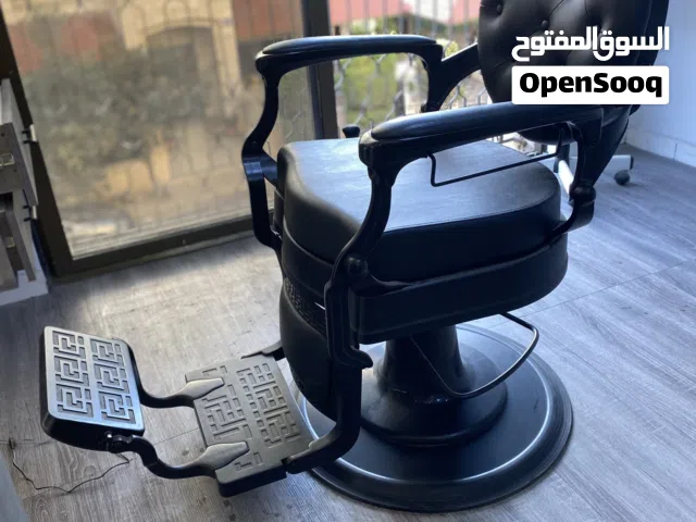 كرسيين حلاقة للبيع مستعمل شهر واحد بس بحاله الوكالة   الكرسي جديد سعره 400 دينار