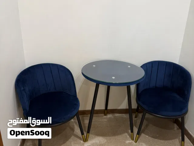 طاولة مع كراسي