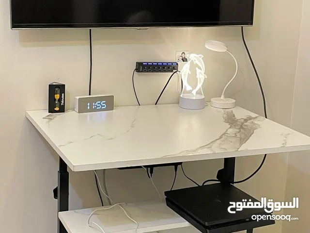 مكتب مستعمل 5 شهور بحالة ممتازة جدا جدا جدا و قابل للتعديل بيطلع و بينزل