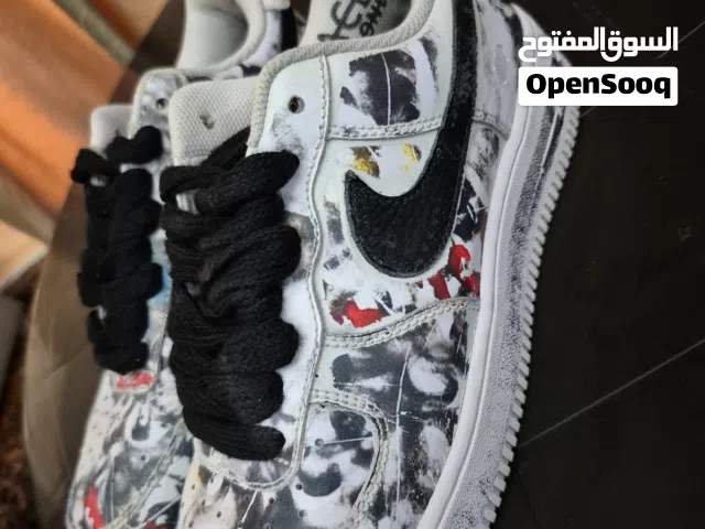 بوت Nike   للبيع بوت Nike Air Force 1 مستعمل النمرة:40 لون أبيض وأسود مع رسومات سبلاش م