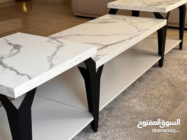 4طاولات كالجديده لغرفه المعيشه الوصف ( 3 طاولات ) وطاوله تلفزيون معروض فيديو بالاسفل