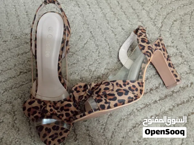 أحذية مرتبة وأنيقة استعمال مرة وحدة