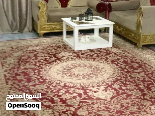 صالون متين بني وليد بحالة ممتازة جدا مقاس 2:50×2.50 متر بيع لغرض الانتقاله من لمنزل فقط