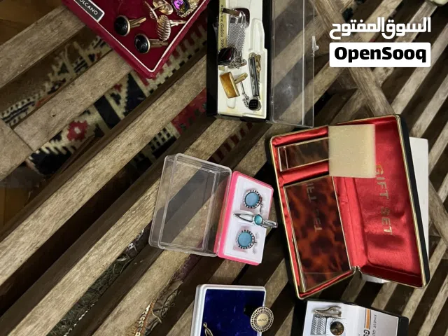 Cufflinks, pins and lighter.