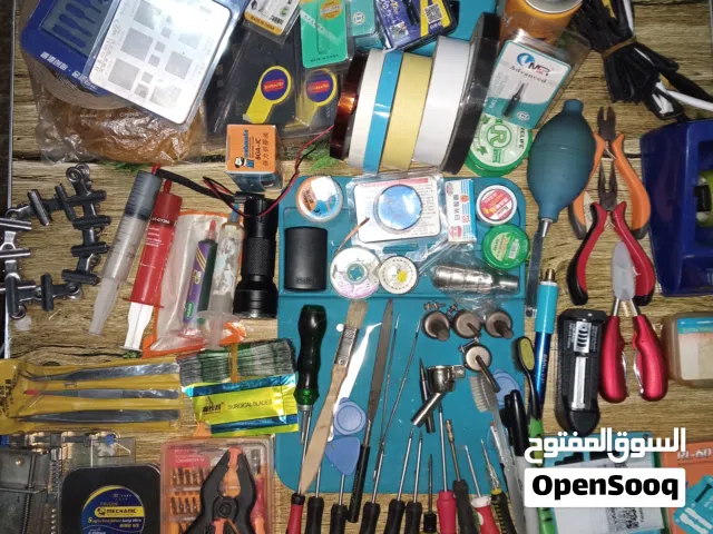 عدة صيانة الهاتف والكمبيوتر و الشاشات مع طاولة العمل