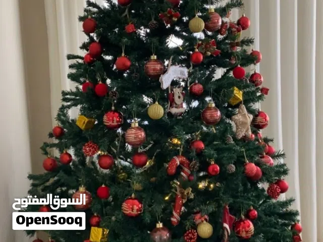 شجره كريسمس مترين  مع اكسسوارتها للبيع 80  الجاردنز