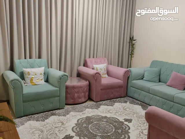 طقم كنب تفصيل 7 مقاعد وطاولة بحالة جيدة