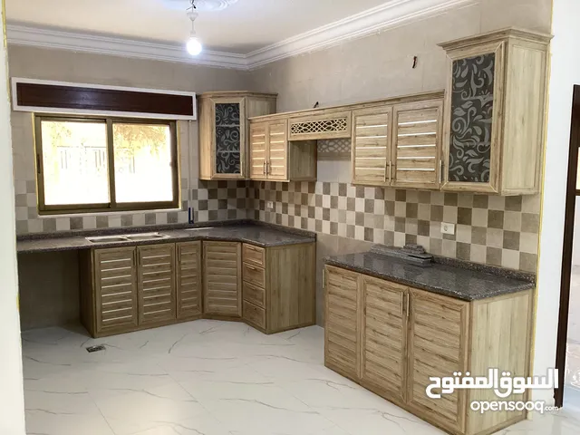 130 m2 4 Bedrooms Apartments for Sale in Zarqa Jabal Tareq