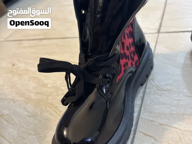 بوت حذاء نسائي اسود واحمر قياس 43 جديد غير مستعمل