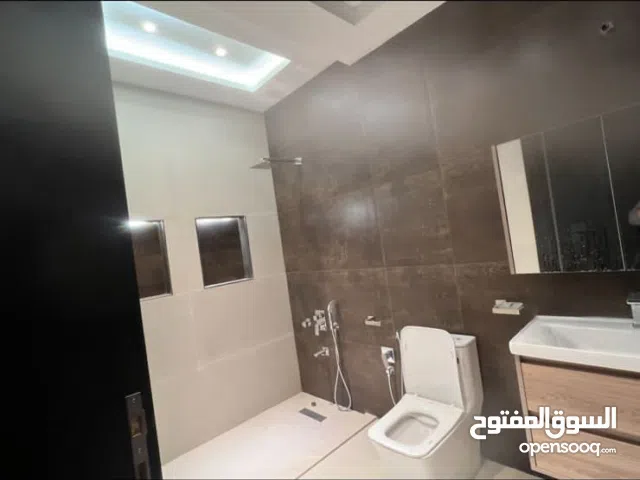 بيت جديد حي الجامعة قرب المركز الصحي طابقين + شقة طابق ثالث جبهة 7 و ربع × 30