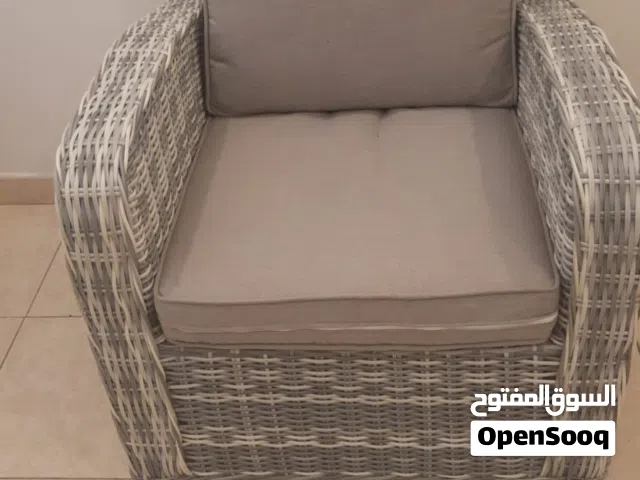 عدد 2 كرسي شبه جديد ارفف من ايكيا بحالة ممتازة استعمال خفيف شبه جديدة