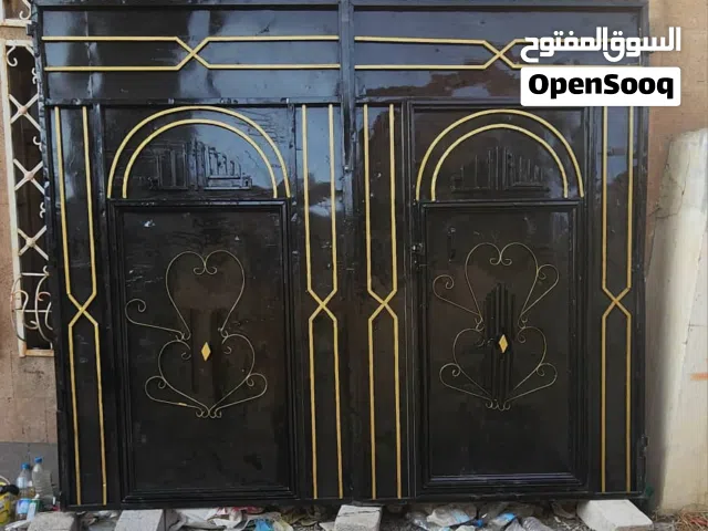 للبيع بوابه حوش شبه جديد فتحتين مع اعمده التثبيت