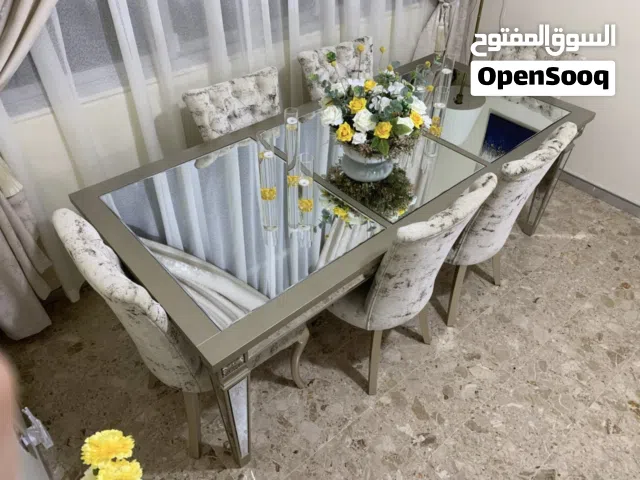 طاولة طعام بحالة جديدة سعرها الأصلي 6000 آلاف درهم سعر البيع 3000 وقابل للتفاوض