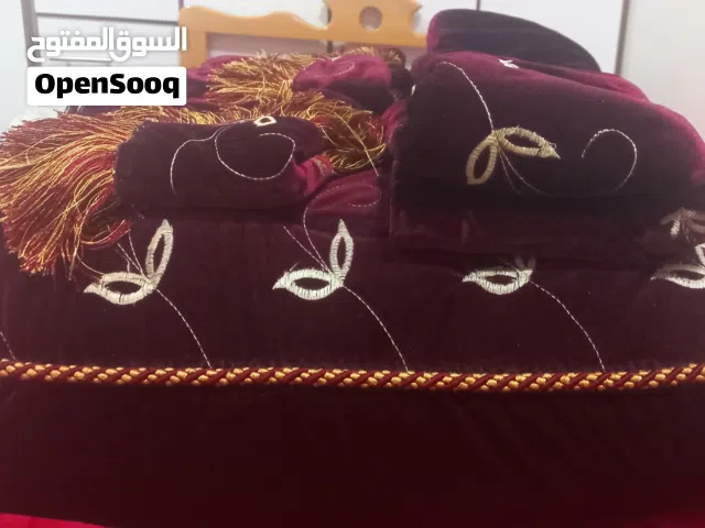 بداعي السفر ... للبيع طقم لحاف  كينج ثقيل مزدوج (مزوج) الجوانب مصنوع من المخمل الناعم الفاخر .