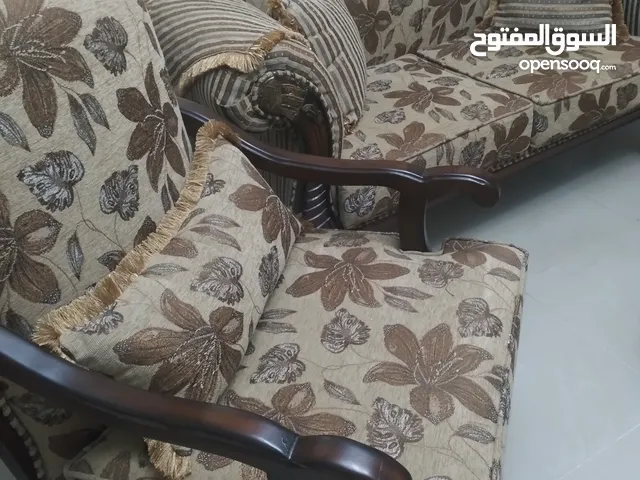 طقم كنب ضيوف  9 مقاعد استعمال بسيط مع طاولة وسط و2 طربيزة