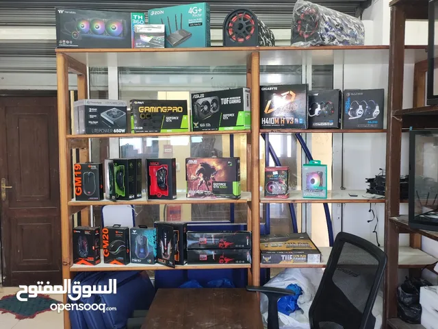 القواطع خشب سويد اصلي الرفوف 16 و 18 لاتيه مستخدم فتره بسيطه بالإضافة إلى طاوله تصلح للكاش او الكم