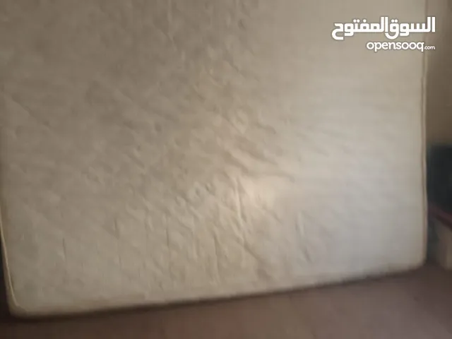 فرشة تخت مجوز بحالة جيدة