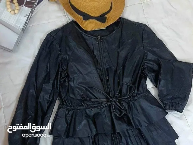 مجموعة ملابس شبه جديده