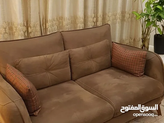 نصف تخم قنفات مستخدم نظيف جدا ولا يحتوي اي ضرر ارجل خشب قماش شامواه