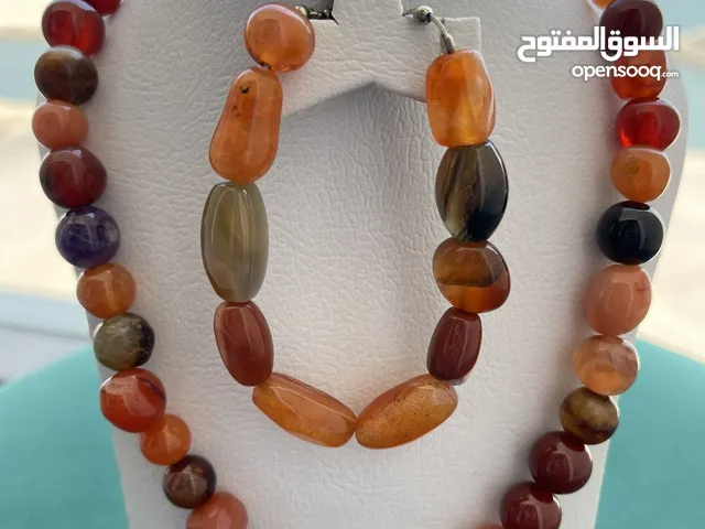 سلسال مع أسواره من العقيق اليمانيّ الأنيق حجر كريم وله خصائص كثيره ومفيده