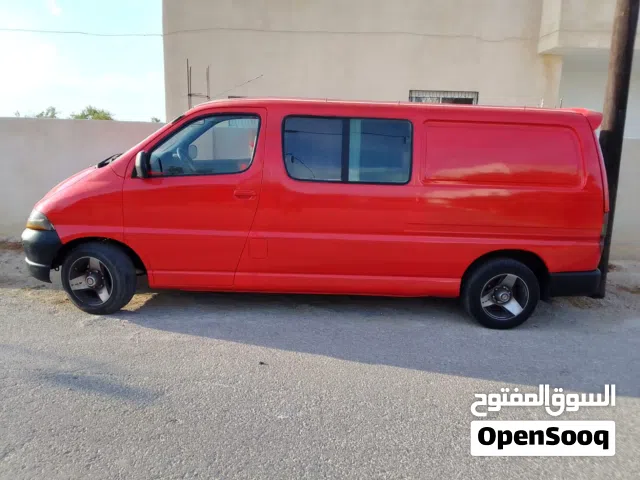 تويوتا باص/فان 1998 أحمر ديزل مرخصة مع مواصفات يابانية وحالة حادثة