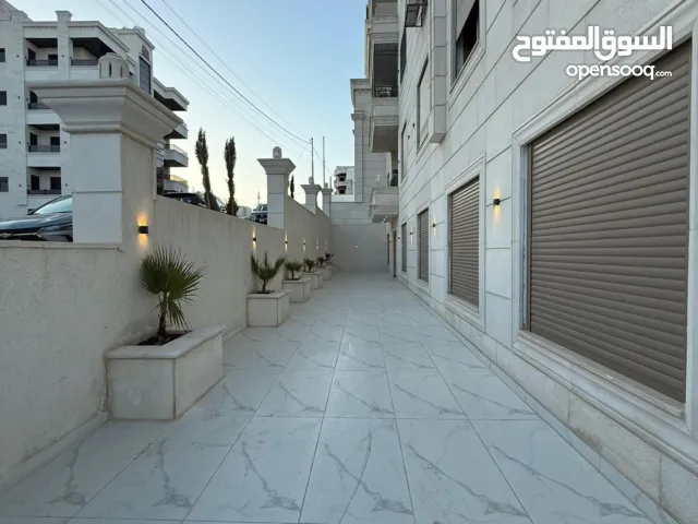 شقة طابقية طابق ارضي مع ترس مساحة داخلية 248 متر ومساحة ترس 100 متر باجمل مناطق الجبيهة