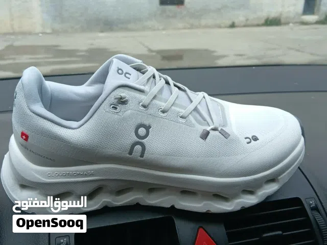 بيع احذية رياضية. رجال و نساء.  5 الوان متوفرة  و المقاسات من. 40. ل 43