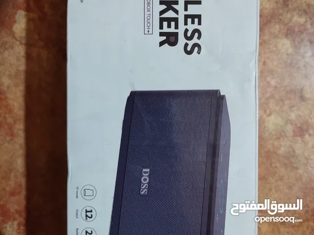 مكبر الصوت الظاهر في الصورة هو DOSS SoundBox Touch