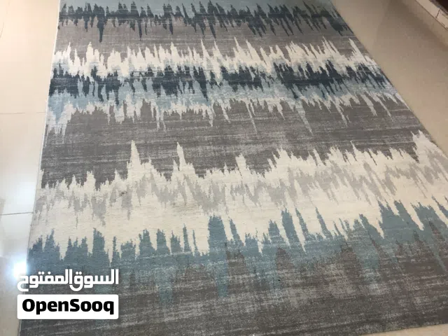 سجادة لون ازرق ودرجات رمادي