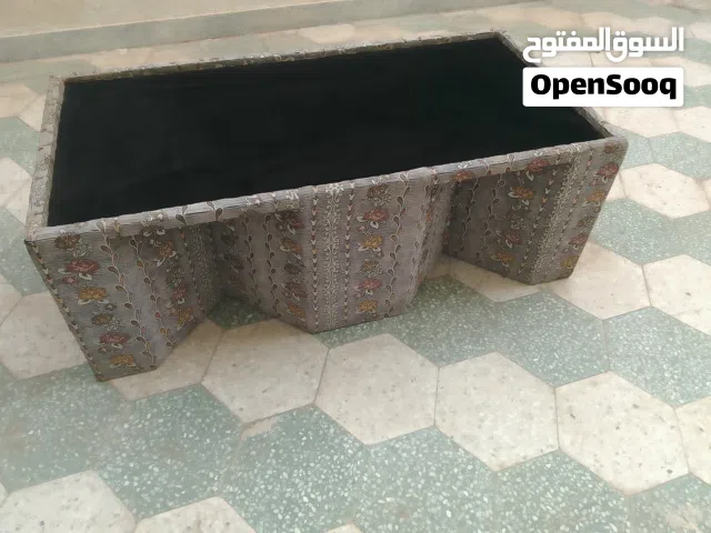 طاوله كبيرة و ثلاث طاولات صغيره