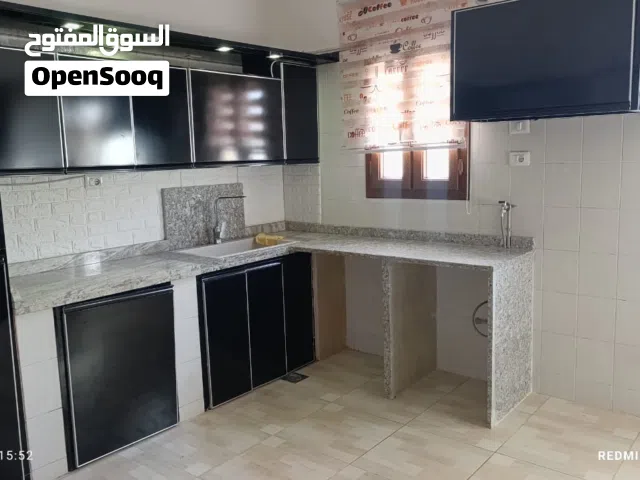 شقه للإيجار 2300مقدم 3شهور وقابل لنقاش وعموله نص شهر سوق الجمعه خلف مصرف جمهوريه وكوبري اعراده