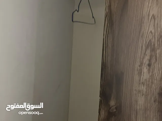 عندي اثاث بيت ، دولاب و سفرة طعام وطاولة وجزامه وكنب للبيع العاجل مانختلف بالسعر انشاءالله