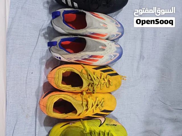 بوط رياضي اديداس اصلي لعمر من 10 -13 سنين