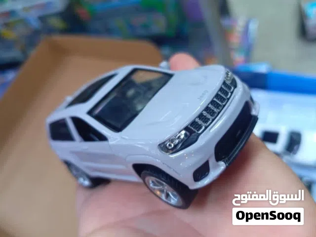 مجسمات سيارات حديد بالكامل والبيبان تنفنح اللايت يشتغل انارة وبيه اصوات تفاعليه وتمشي على شحن