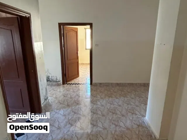 شقه للايجار خلف مخابز الفاروق للعرسان او عائله صغيره فقط ( يطبق التاجير الامن )
