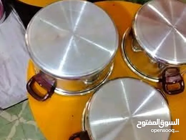 ثلاث حلل جديدة بالستيكر ماركة الطاووس مقاسات مختلفة 20و22و24 قطر الحلل 23سم ، 25سم ،27سم