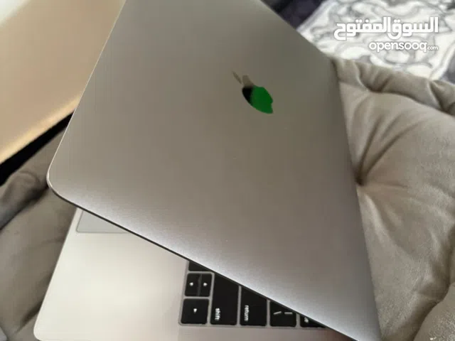 MacBook Pro Apple 13 inch 2018 with Touch Bar and Battery Health Normal