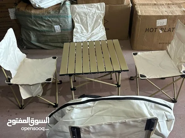 طاولة مع 4 كراسي قابلة للطي للخرجات صيفية ممتازة