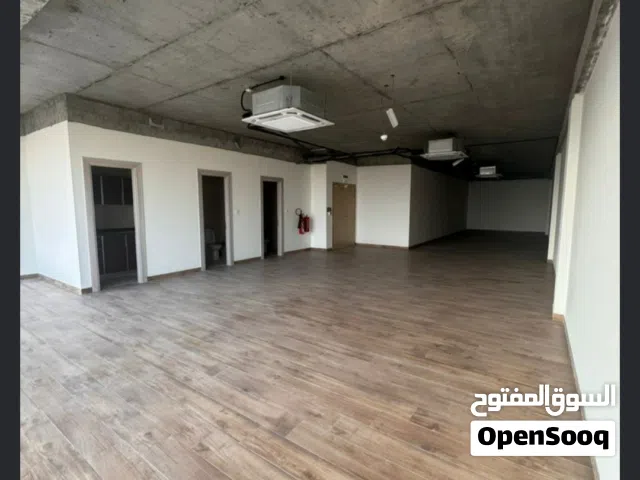 للبيع أو للإيجار معارض تجاريه في شارع الموج خط أول - الطابق السادس مساحة كل معرض 135 م2 / 125 م2
