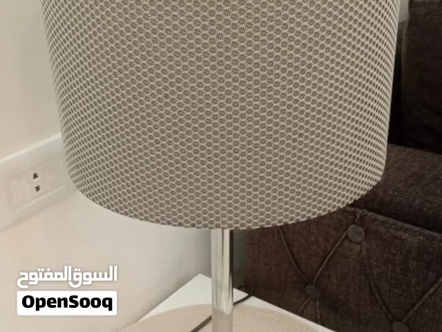 تيبل لامب حجم كبير قطر 30سم بارتفاع 65سم قاعدة ستانلس سلك طويل بحالة ممتازة